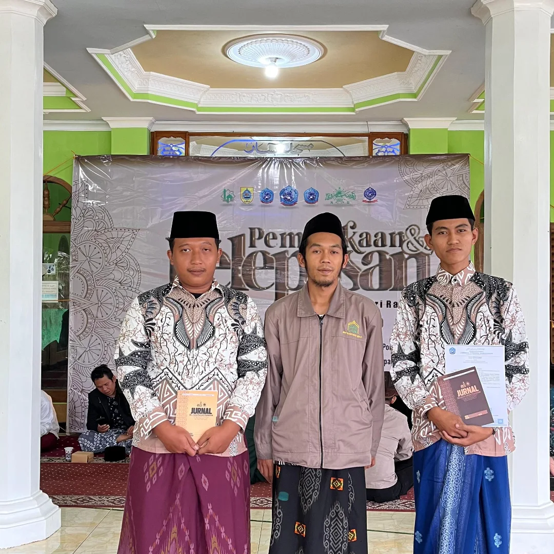 Ustadz berdiskusi bersama santri dalam suasana hangat